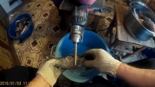 Чистка окуня электродрелью.