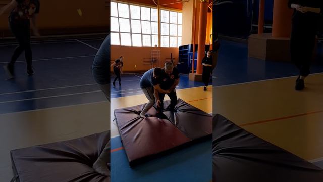 выход из захвата сзади с прихватил одной руки смотреть онлайн