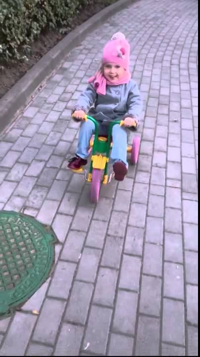Girl and Funny Tricycle (Девочка и китайский велосипед) смотреть онлайн