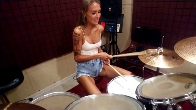Первое занятие в классе ударных инструментов / First lesson in drum class смотреть онлайн