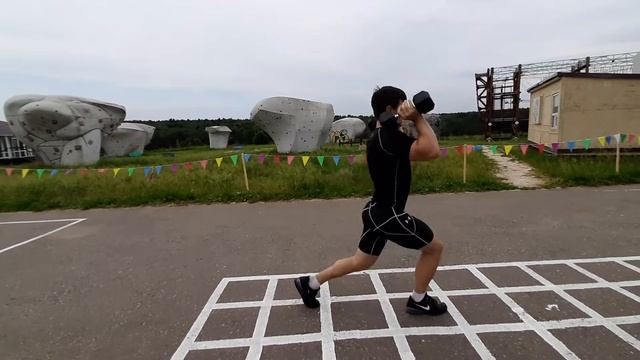 Выпады с гантелями на плечах смотреть онлайн