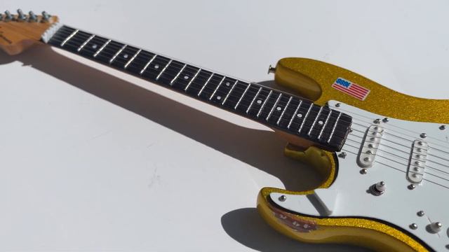 Dick Dale Fender Stratocaster Beast Gold Sparkle Mini Guitar by AXE HEAVEN смотреть онлайн
