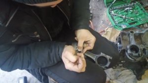 Установка в поршни стопорных колец ВАЗ