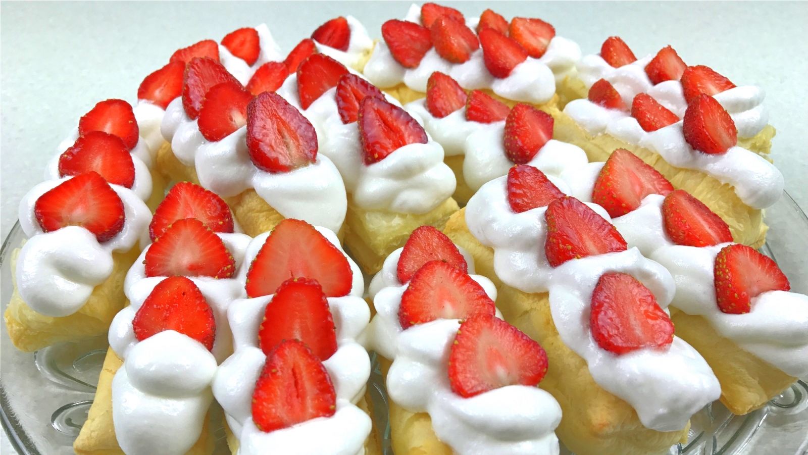 Пирожное из слоеного теста с клубникой. Вкусное пирожное с белковым кремом.mp4 смотреть онлайн