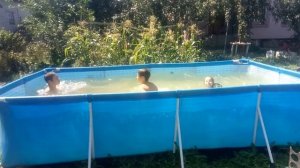 Игры в бассейне на даче.