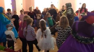 Руку правую вперед , а потом ее назад - БУГИ - БУГИ!