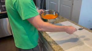 Разделываем лосось и солим икру