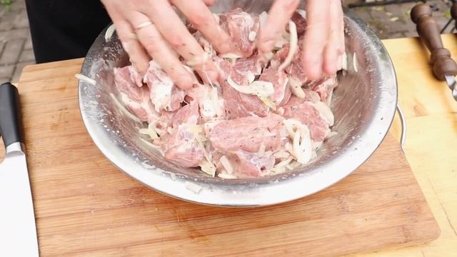 Лучший рецепт шашлыка из свинины. Самый сочный шашлык. Простой рецепт смотреть онлайн
