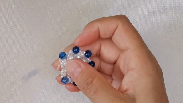 ?Как быстро и легко сделать серьги из бисера и бусин/ Quick and easy to make beaded earrings смотреть онлайн
