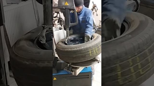 Шиномонтаж колеса R17 #1million #best #шиномонтаж #car #колесо #change смотреть онлайн