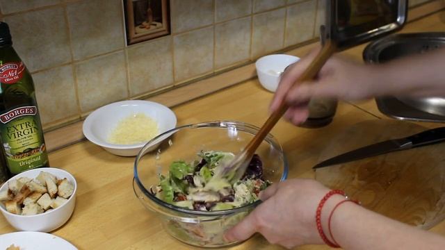 САЛАТ "ЦЕЗАРЬ" С КРЕВЕТКАМИ И СОУС "ЦЕЗАРЬ" смотреть онлайн