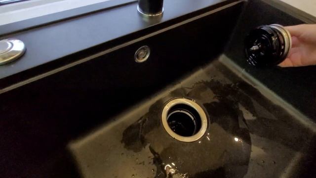 П-образная светлая кухня с окном + отдельная гостиная. смотреть онлайн