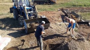 Трактор МТЗ-82 с ковшом бетоносмесителем