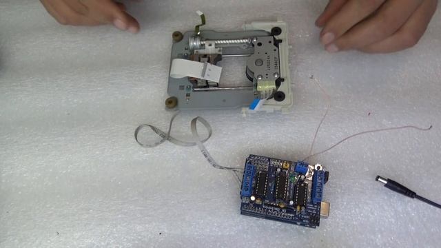 Шаговый двигатель от CD-ROM подключаем к Arduino.Motor Shield l293d. смотреть онлайн