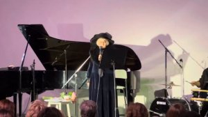 Людмила Петрушевская «Старушка неспеша дорогу перешла».