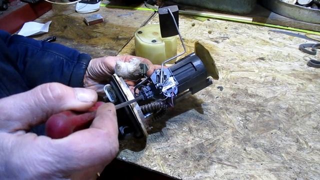 Как Чайник отремонтировал электро бензонасос обычной спичкой. смотреть онлайн