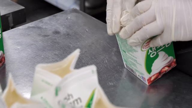 아낌없이 과일을 들이부어 만든! 케익공장의 압도적인 과일폭탄 케이크 만들기 Fresh Cream Fruit Cake Mass Making - Korean Street Food