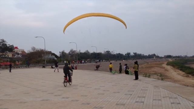 Лаос разгоняется! но...(( . Вьентьян, набережная Меконг Lao Paraplan