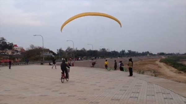 Лаос разгоняется! но...(( . Вьентьян, набережная Меконг Lao paraplan