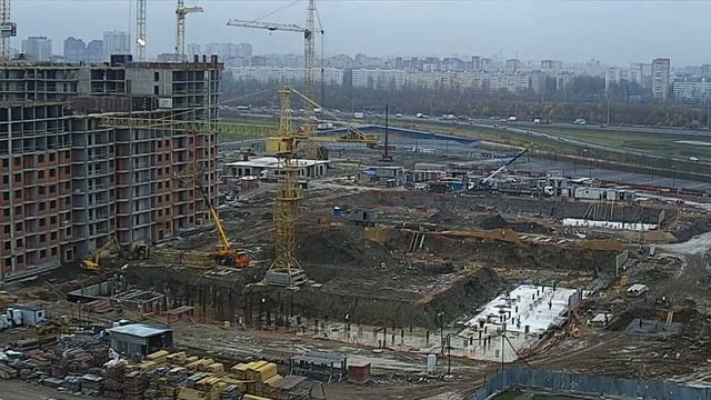 Наращивание башенного крана кб 581, и работа двух КБСМ 503Б. TimeLapse смотреть онлайн