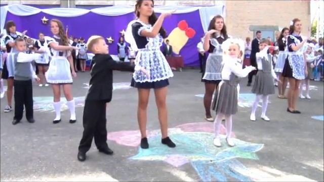 Танец 11 класса,17 школа г.Балашов 1 сентября смотреть онлайн