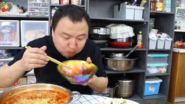 阿强做烤羊腿，烤的外焦里嫩，再煮一盆方便面就着吃，超级过瘾【cram阿强】 смотреть онлайн