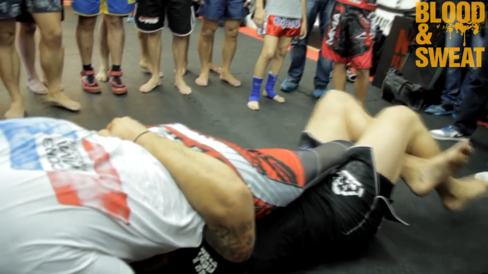 Фрэнк Мир. Рычаг колена из хафгарда Frank Mir. Kneebar from halfguard смотреть онлайн