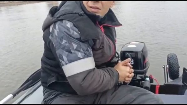 По Москве на лодке в марте.