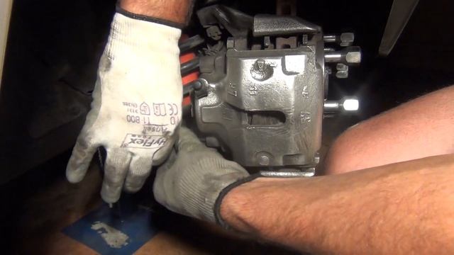 FERRARI MONDIAL QV (PT 1) Brake pad replacement/wheel bearing check and re grease. смотреть онлайн