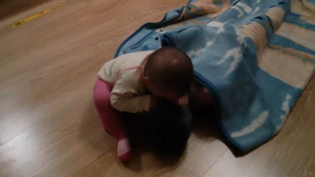 Сестра щипает старшего брата смотреть онлайн