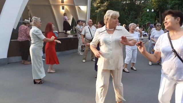 ОЙ, СМЕРЕКО! ТАНЦЫ В ПАРКЕ ГОРЬКОГО ХАРЬКОВ 2021 смотреть онлайн