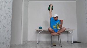 Трюк сидя по-казахски на стуле с пиалой чая  + подъём гири 16кг 5 раз