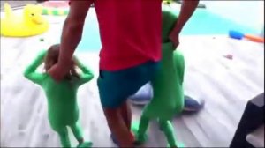 Макс и Катя и мама бросились папа воду бассейн скорость 4-x