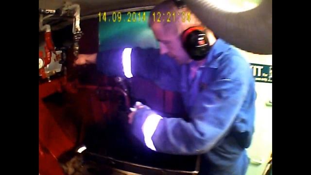 Машинное отделение судна ЦПУ. Моторист показывает машинное отделение. Engine room of a ship. смотреть онлайн