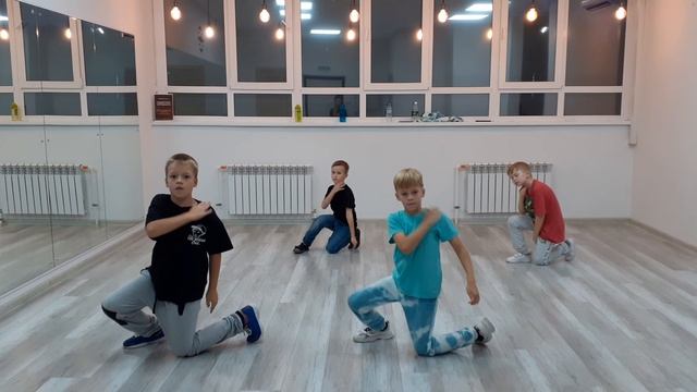 На трене. Уличные танцы! Хип-хоп