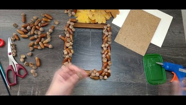 Поделка осень из желудей и листьев. В школу, в садик.Декор. Подарок. украшение рамки для фото. смотреть онлайн