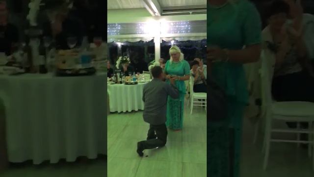 Самое неожиданное и трогательное предложение на свадьбе смотреть онлайн