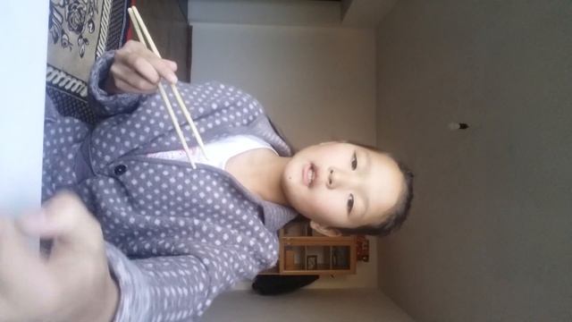 Как есть суши с палочками? смотреть онлайн