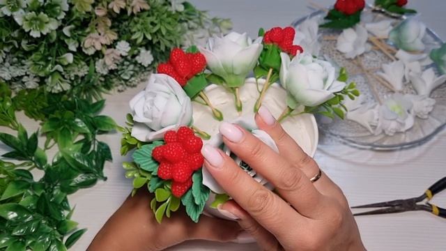 Мыловарение. Сборка летнего букета в шляпной коробке из Роз, Ежевики и Альстормерии. смотреть онлайн