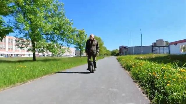 В 70+ на Моноколесе! Мотоциклист встал на Моноколесо, заскочил в гости, а заодно повысил уровень. смотреть онлайн