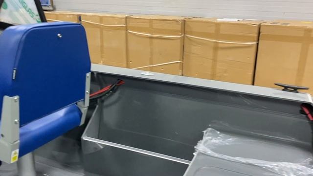Лодка из полипропилена Swimmer в размере 450 с консолью и мотором 30 л.с. смотреть онлайн