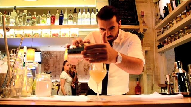 Шейкер для коктейлей в руках бармена Alexander Frezza на www.presentbar.ru смотреть онлайн