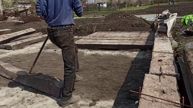 Постройка сарая . Выпуск 1. Укладка железобетонных шпал. смотреть онлайн