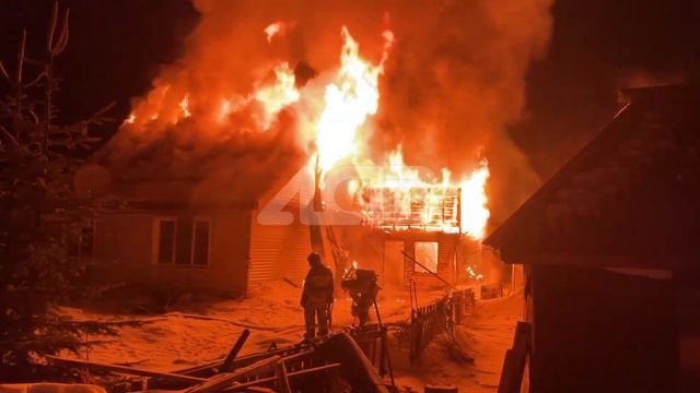 Видео крупного пожара в Ногликах - сгорел частный дом смотреть онлайн