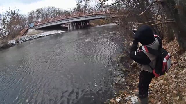 Ловля окуня микроджигом на речке Пехорка. Приманки Lucky John Tioga 2 и Hogy Hog 1.6