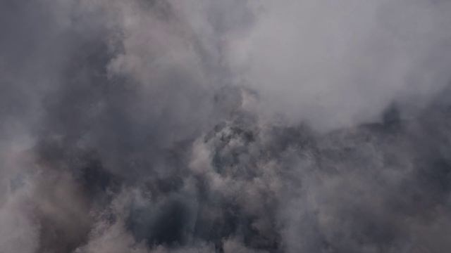 Полёт В Серых Облаках. Бесплатный Видео Футаж. Бесконечный Бесшовный цикл смотреть онлайн