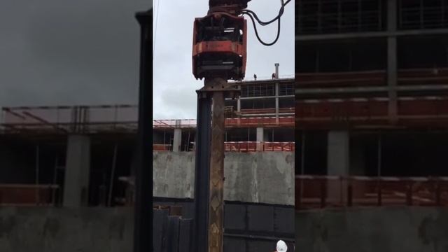 Погружение пластиковых свай вибропогружателем Movax смотреть онлайн