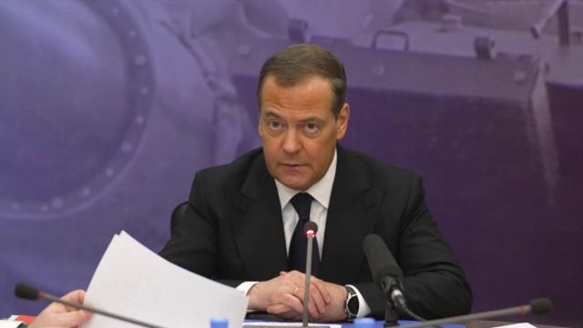 Медведев сообщил «о производстве и модернизации тысяч танков», необходимых для победы смотреть онлайн