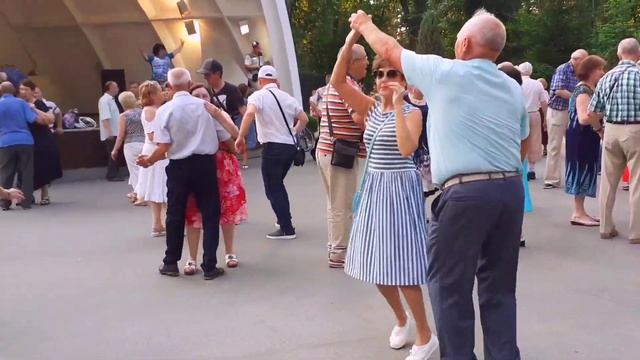 БУДУ Я САДОВНИКОМ ТВОЕЙ ЛЮБВИ! ТАНЦЫ В ПАРКЕ ГОРЬКОГО ХАРЬКОВ МИРНЫЙ смотреть онлайн