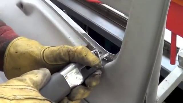 VW Käfer Cabrio, Scheibenrahmen Reparatur, Mobylas Schweißkurse und Oldtimer seminare... смотреть онлайн